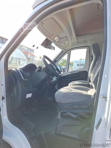 Caravana semiintegrada BÜRSTNER Signature SFT 7.1 Markise
