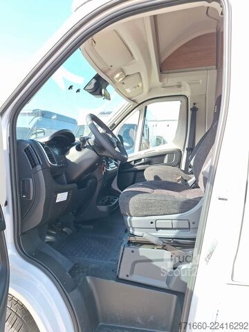 Caravana semiintegrada BÜRSTNER Signature SFT 7.1 Combi 6 E, Markise