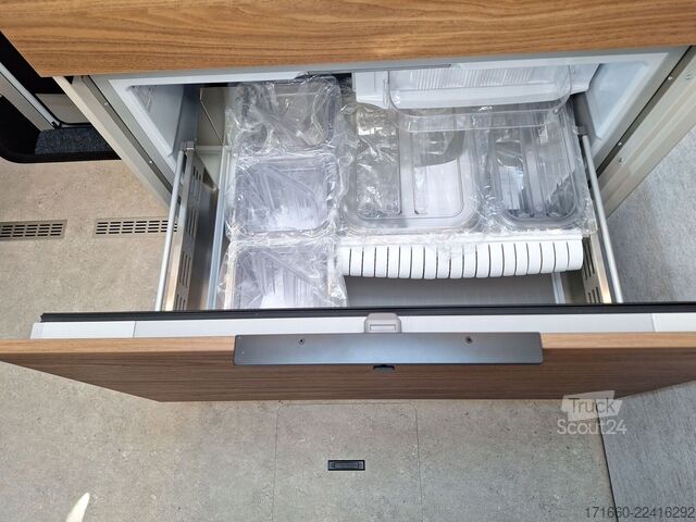Półzintegrowany kamper BÜRSTNER Signature SFT 7.1 Combi 6 E, Markise