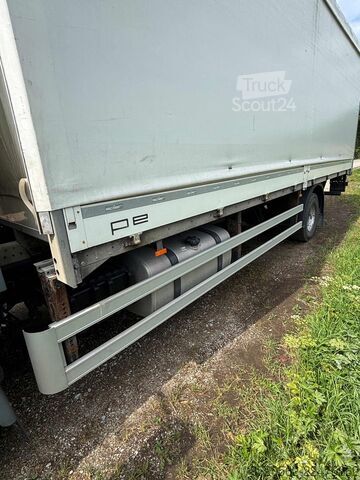 Tovorno vozilo s ravno platformo in ponjavo DAF LF 290