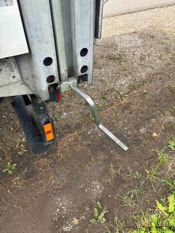 Tovorno vozilo s ravno platformo in ponjavo DAF LF 290