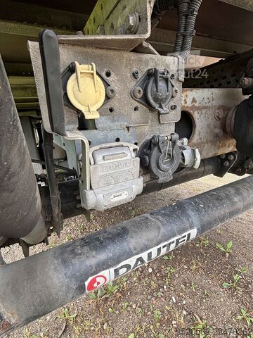 Tovorno vozilo s ravno platformo in ponjavo DAF LF 290