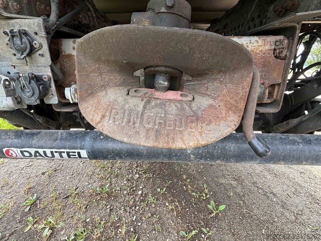 Tovorno vozilo s ravno platformo in ponjavo DAF LF 290