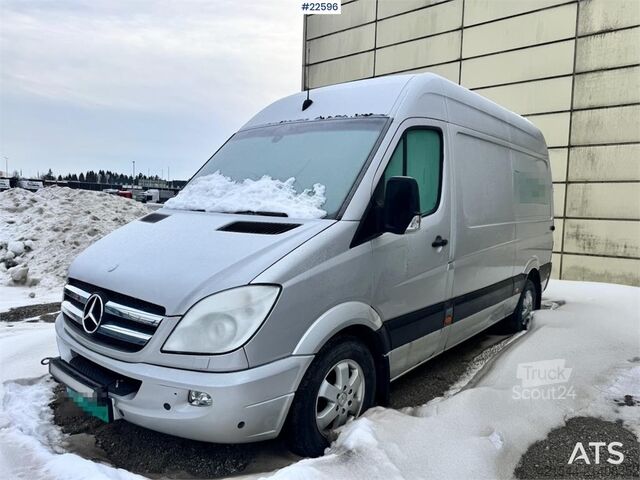 Carrinha de tejadilho alto Mercedes-Benz Sprinter 319 with interior and 2 sets of tires