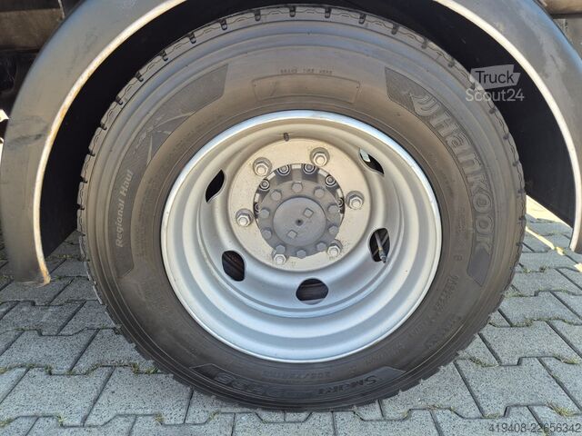 Kasa tipi kamyon + vinçli kaldırma sistemi (HDS) Renault D 7.5 180 - FASSI 32B