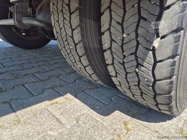 Kasa tipi kamyon + vinçli kaldırma sistemi (HDS) Renault D 7.5 180 - FASSI 32B