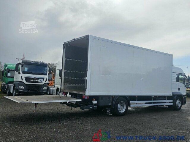 Škatlasti tovornjak MAN TGM 18.340 Möbelkoffer -2 Betten+Ladebordwand3t.