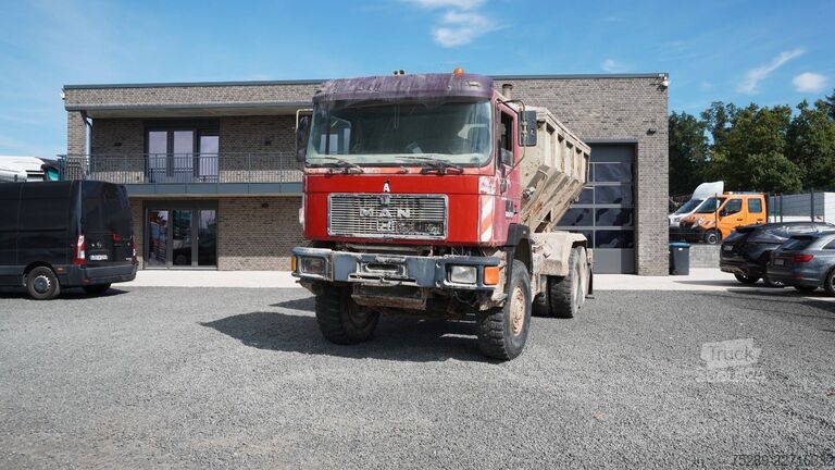Specializētais kravas auto MAN F90 24.362 DFAK 6x6 Allrad Kalkstreuer