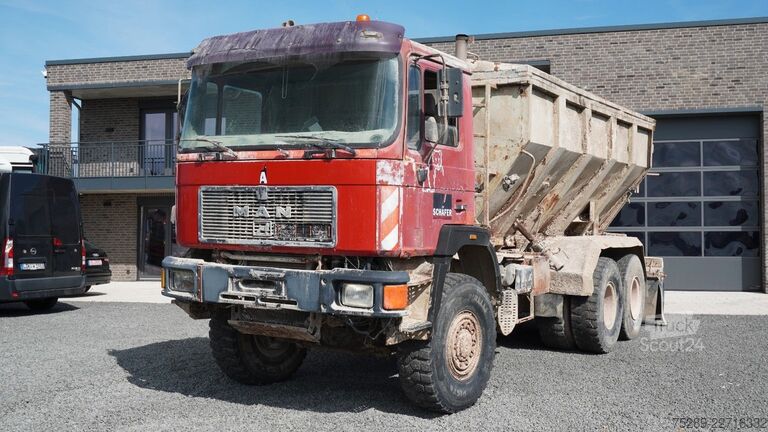Specializētais kravas auto MAN F90 24.362 DFAK 6x6 Allrad Kalkstreuer