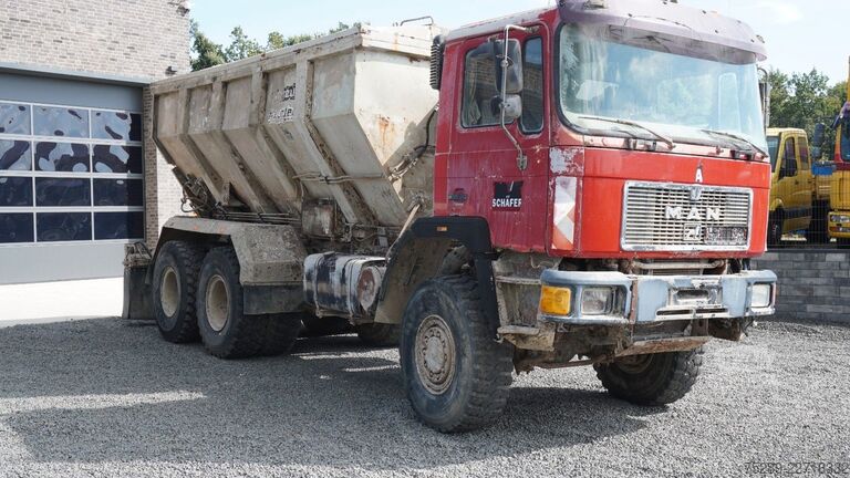 Specializētais kravas auto MAN F90 24.362 DFAK 6x6 Allrad Kalkstreuer