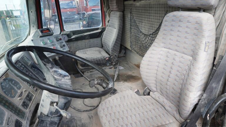 Specializētais kravas auto MAN F90 24.362 DFAK 6x6 Allrad Kalkstreuer