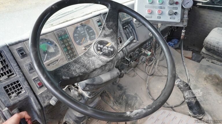 Specializētais kravas auto MAN F90 24.362 DFAK 6x6 Allrad Kalkstreuer