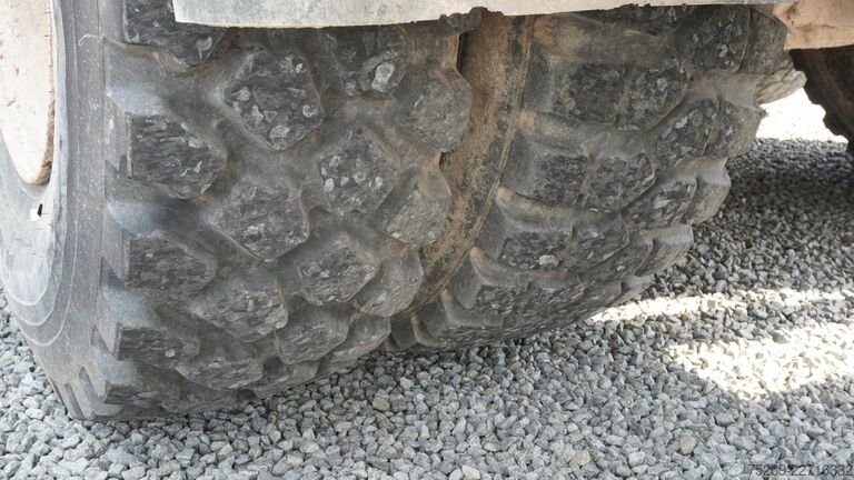 Specializētais kravas auto MAN F90 24.362 DFAK 6x6 Allrad Kalkstreuer