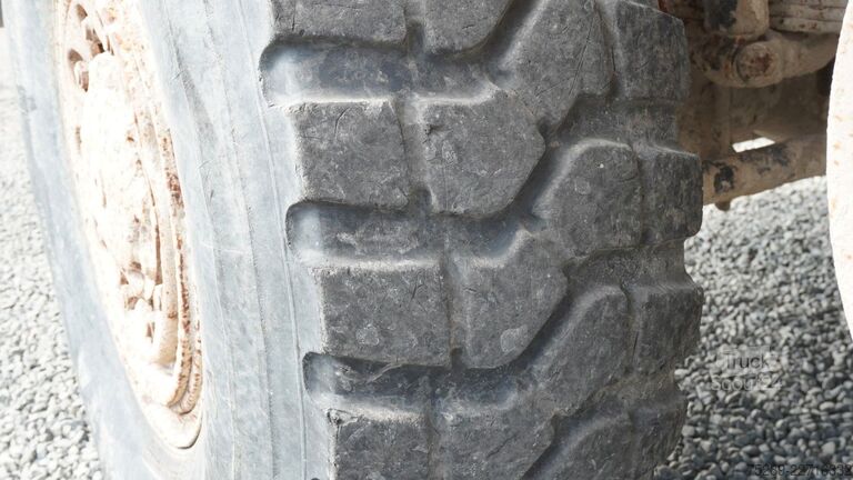 Specializētais kravas auto MAN F90 24.362 DFAK 6x6 Allrad Kalkstreuer