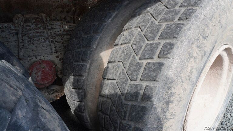 Specializētais kravas auto MAN F90 24.362 DFAK 6x6 Allrad Kalkstreuer
