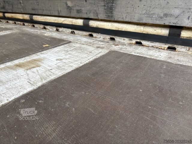 Troca de carroçaria por plataforma e lona Krone Jumbo 7,82m 3m hoch Hubdach + Edscha