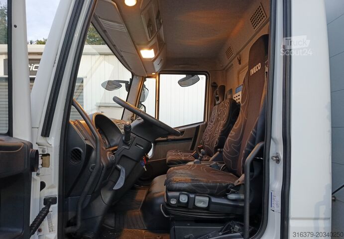 Vrachtwagen met laadbak Iveco Eurocargo 75E18 Getraenkeaufbau