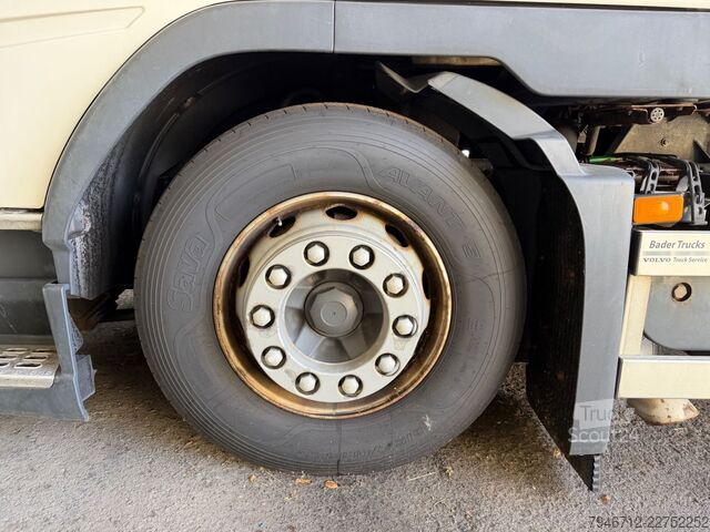 Rashladni kamion VOLVO FM 370 Kühlkoffer EEV mit Fleischacken *2010*