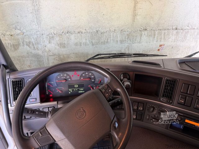 Rashladni kamion VOLVO FM 370 Kühlkoffer EEV mit Fleischacken *2010*