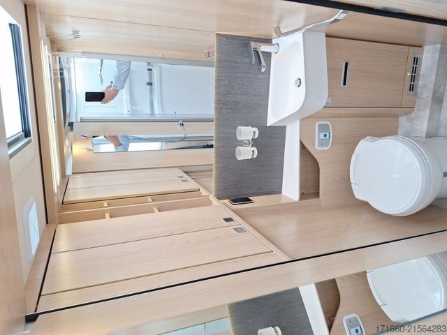 Integrētais kemperis HYMER/ERIBA B-Klasse ML I BlackLine 790 hydr. Hubstützen