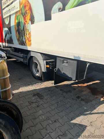 Camion frigorific cu caroserie tip container Mercedes-Benz 1221