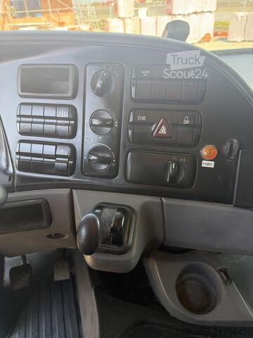 Mercedes-Benz 18 t sunkvežimis su Atlas krovimo kranu Mercedes-Benz Atego 1836 L