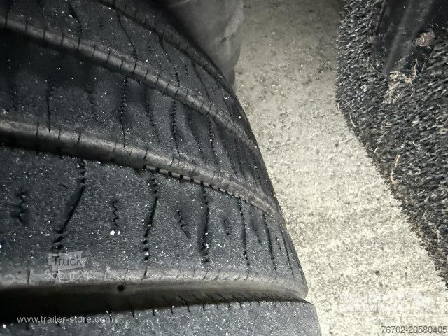 Semirremolque abierto con toldo Kässbohrer Curtainsider Mega