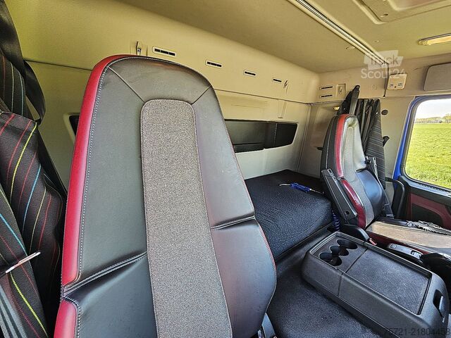 Standard-SZM VOLVO FM 330 SLEEPERCAB NL-TRUCK