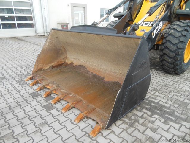 Ratinis krautuvas JCB 427 AGT4F