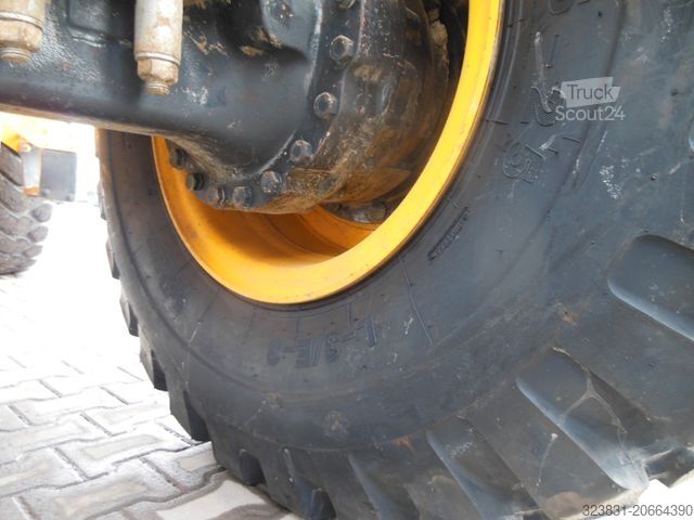 Ratinis krautuvas JCB 427 AGT4F