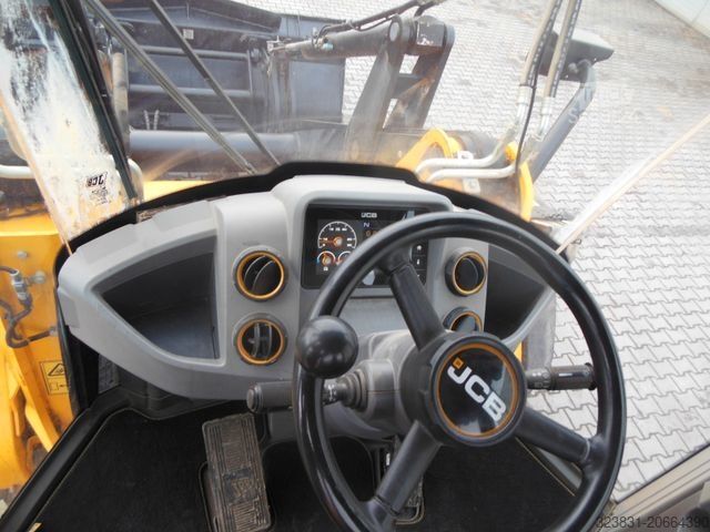 Ratinis krautuvas JCB 427 AGT4F