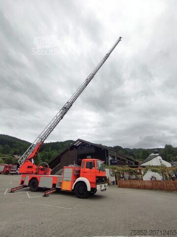 Feuerwehrauto Iveco 140-25 A DLK 23/12 Drehleiter Magirus