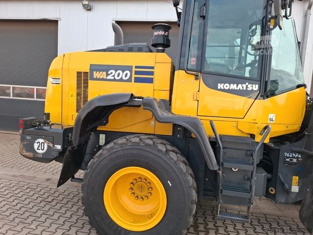Radlader KOMATSU WA200 * WENIG BELASTET * TOP * NEUE REIFEN