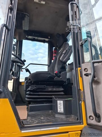 Radlader KOMATSU WA200 * WENIG BELASTET * TOP * NEUE REIFEN