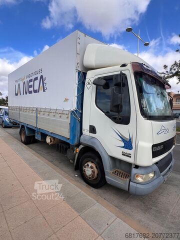 Tovorno vozilo s ravno platformo in ponjavo DAF LF 180