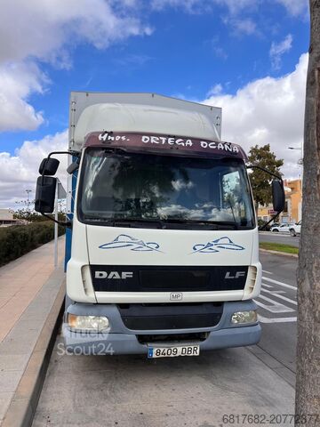 Tovorno vozilo s ravno platformo in ponjavo DAF LF 180