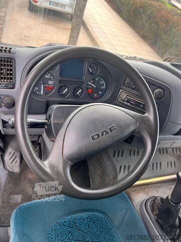 Tovorno vozilo s ravno platformo in ponjavo DAF LF 180