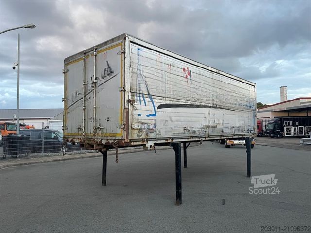 LKW mit Getränkeaufbau  BDF Schwenkwandkoffer  mit Stapleraufnahme