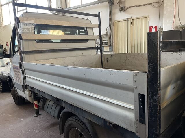 Furgon cu macara montată pe camion Iveco Daily 35