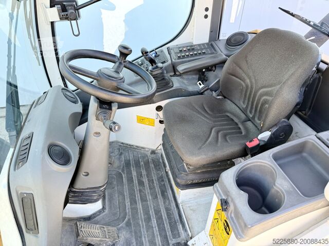 Încărcător pe roți Liebherr L506C