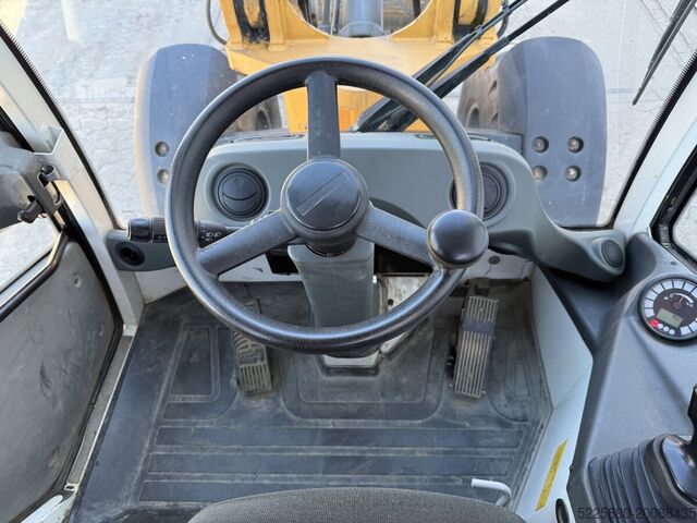 Încărcător pe roți Liebherr L506C