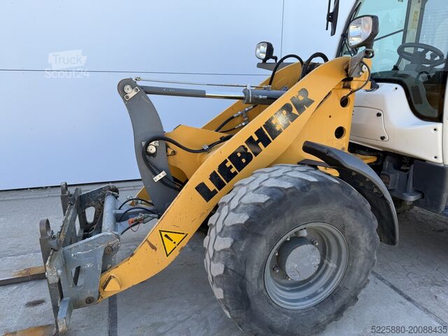 Încărcător pe roți Liebherr L506C