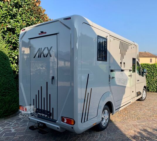 Camion pentru transport cai AKX DOUBLE CABIN RENAULT MASTER STALLION LAYOUT