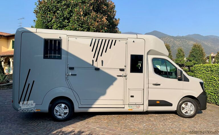 Camion pentru transport cai AKX DOUBLE CABIN RENAULT MASTER STALLION LAYOUT