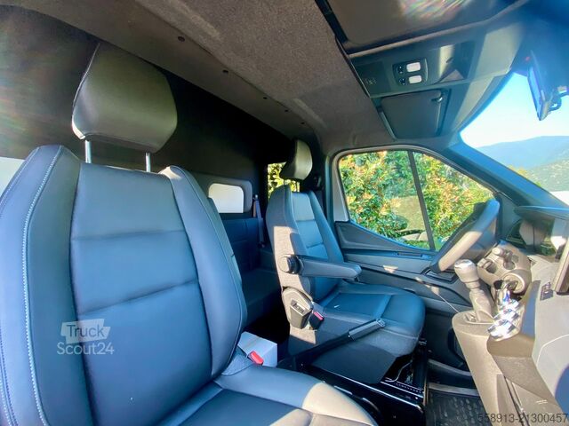 Camion pentru transport cai AKX DOUBLE CABIN RENAULT MASTER STALLION LAYOUT