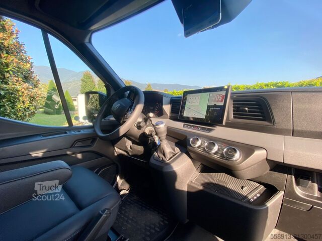 Camion pentru transport cai AKX DOUBLE CABIN RENAULT MASTER STALLION LAYOUT