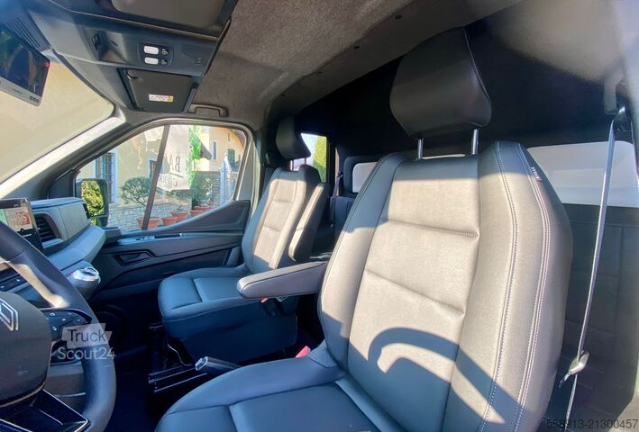 Camion pentru transport cai AKX DOUBLE CABIN RENAULT MASTER STALLION LAYOUT