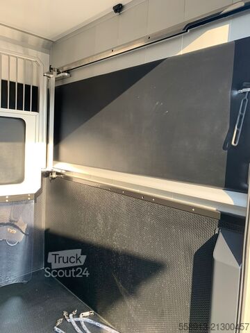 Camion pentru transport cai AKX DOUBLE CABIN RENAULT MASTER STALLION LAYOUT