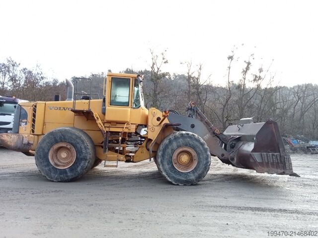 навантажувач Volvo L220E