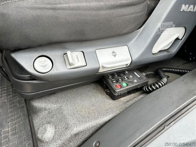 Tovorno vozilo s ravno platformo in ponjavo MAN TGM 12.250 4x2 BL Curtainsider